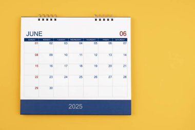 Haziran 2025 iş toplantısı ya da planlama konsepti için sarı masadaki masa takvimi.