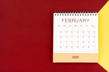 Şubat 2025 kırmızı ve sarı arkaplan takvimi boş masa takvimi, düz yatıyordu.
