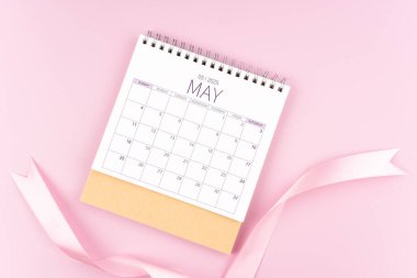 Mayıs 2025 Pembe pastel renkli kurdeleli masa takvimi.