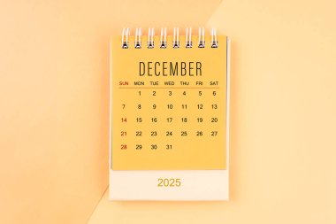 Aralık 2025, sarı çizgili mini masa takvimi, iş toplantısı konsepti için planlama.