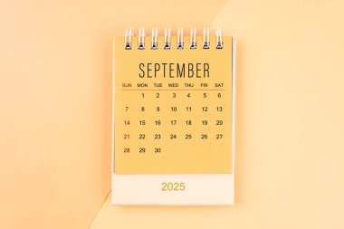 Eylül 2025 sarı çizgili mini masa takvimi, iş toplantısı konsepti için planlama.