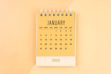 Ocak 2025, sarı çizgili mini masa takvimi, iş toplantısı konsepti için planlama.