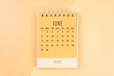 Haziran 2025, sarı takvime küçük masa takvimi, iş toplantısı konsepti için planlama.