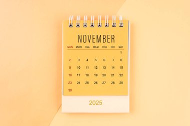 Kasım 2025, sarı çizgili mini masa takvimi, iş toplantısı konsepti için planlama.