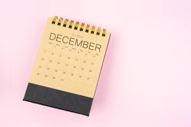 Pembe arka planda, Aralık 2025 için kahverengi takvim. Planlama kavramı.