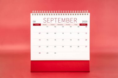 Eylül 2025 kırmızı arkaplan üzerine boş masa takvimi, randevu için kopyalama alanı.