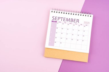 Eylül 2025 Pembe ve mor arkaplan takvimi.