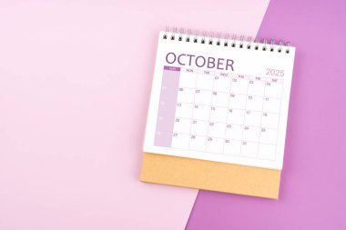 Ekim 2025 Pembe ve mor arkaplan takvimi.