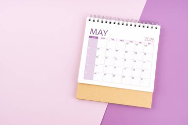 Mayıs 2025 Pembe ve mor arkaplan takvimi.