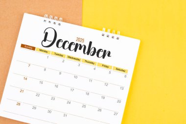 Aralık 2025 iş görüşmesi için planlanan kahverengi ve sarı masa takvimi.