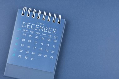 Aralık 2025 mavi arkaplan takvimi. Planlama ve düzenleme için masa takvimi.
