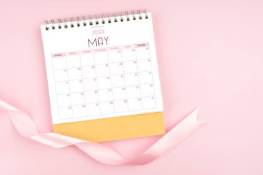 Mayıs 2025 Pembe pastel renkli kurdeleli masa takvimi.