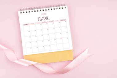 Nisan 2025 Pembe pastel renkli kurdeleli masa takvimi.
