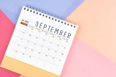 Eylül 2025, renkli arkaplan takvimi. Düz yatıyordu.