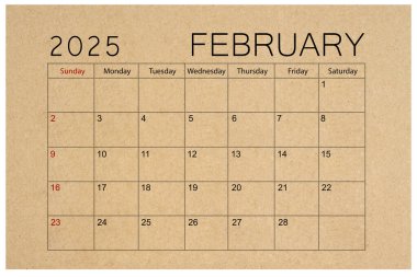 Şubat 2025 için kahverengi kağıt takvimi beyaz arkaplanda izole edilmiş, kırpma yolunu kaydet.
