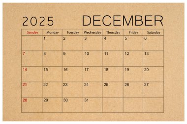 Aralık 2025 için kahverengi kağıt takvimi beyaz arkaplanda izole, kırpma yolunu kaydet.