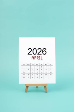 Takvim sayfası Nisan 2026 Yeşil zemin üzerinde beyaz renk.