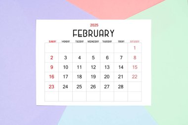 Renkli arkaplanda 2025 yılın Şubat takvim kartı.
