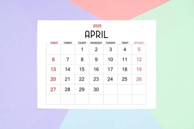 Renkli arkaplanda 2025 yılın Nisan takvim kartı.