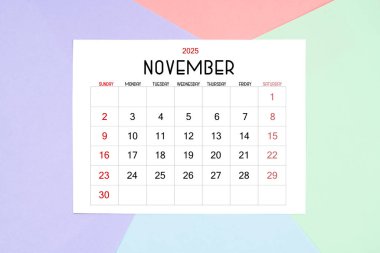 Renkli arkaplanda 2025 yılın Kasım takvim kartı.