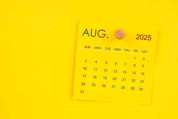 August 2025 Calendar Sheet Thumbtack Yellow Color Background — Stock Photo, Image