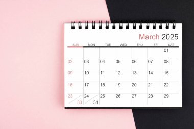 Mart 2025 Pembe ve siyah arkaplan takvimi, düz yatıyordu.