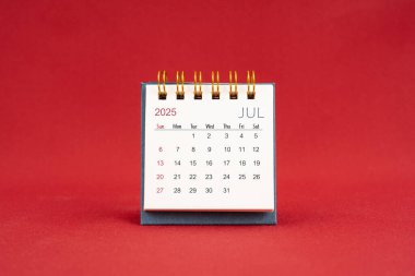 Kırmızı arkaplan üzerine Temmuz Mini takvimi.