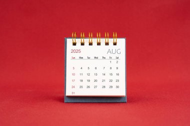 Kırmızı arkaplan üzerine Ağustos Mini takvimi.