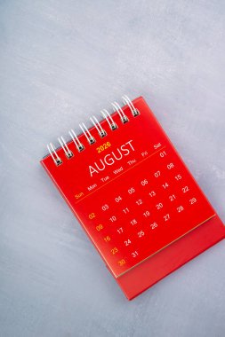 Ağustos 2026 Ahşap mavi arkaplanda kırmızı renk takvimi.