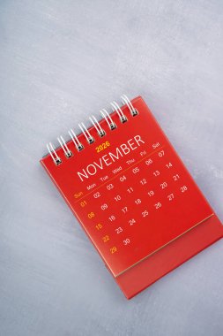 Kasım 2026 Ahşap mavi arkaplanda kırmızı renk takvimi.