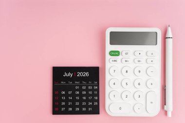 Temmuz 2026 takvim ve beyaz hesap makinesi pembe arkaplanlı kalem, kopya alanı olan konum.