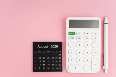 Ağustos 2026 takvim ve beyaz hesap makinesi pembe arkaplanlı kalem, kopya alanı olan konum.