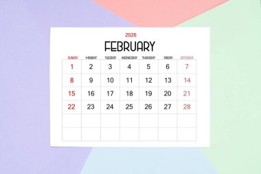 2026 yılının Şubat takvim kartı renkli arkaplanda. Düz yatıyordu.