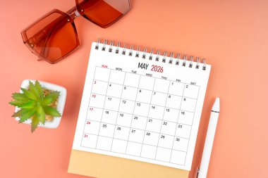 Mayıs 2026 güzel arka planda kahverengi güneş gözlüklü masa takvimi.