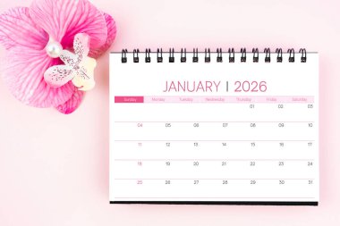 Ocak 2026 tarihli pembe renkli orkide takvimi. Düz yatıyordu.