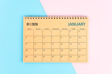 Ocak 2026 Pembe ve mavi arkaplan üzerine kahverengi kağıt takvim.