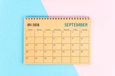 Eylül 2026 Pembe ve mavi arkaplan üzerine kahverengi kağıt takvim.