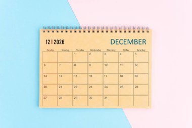 Aralık 2026 Pembe ve mavi arkaplan üzerine el işi kahverengi kağıt takvimi.