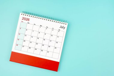 Randevunuz için mavi zemin üzerinde Temmuz 2026 masa takvimi, Düz Yat.