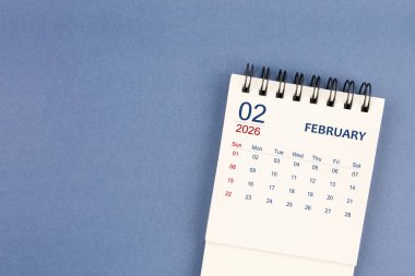 Şubat 2026 Mini aylık masa takvimi mavi arka plan, Düz Yatay.