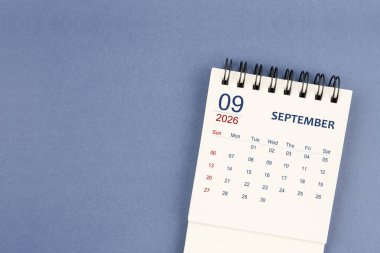 Eylül 2026 Mini aylık masa takvimi mavi arkaplan, Düz Yat.