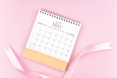 Mayıs 2026 Pembe pastel renkli kurdeleli masa takvimi.