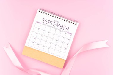 Eylül 2026 Pembe pastel renkli kurdeleli masa takvimi.