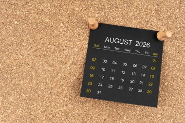 Tahta raptiyeli Ağustos 2026 için siyah takvim sayfası, kopyalama alanı olan konum.