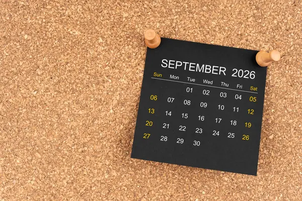 Eylül 2026 için tahta raptiyeli siyah takvim sayfası, kopyalama alanı olan konum.