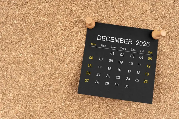 Aralık 2026 için tahta raptiyeli siyah takvim sayfası, kopyalama alanı olan konum.