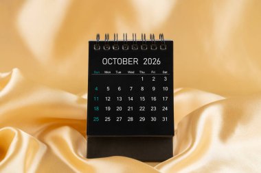 Ekim Masası Mini Masa Takvimi 2026 yılı için altın rengi ipek arka planda siyah renk. 