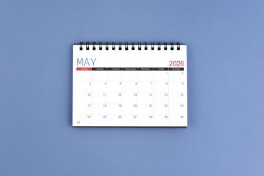 Mayıs 2026 'da mavi arka planda 2026 yılı için aylık masa takvimi. Düz yatıyordu.
