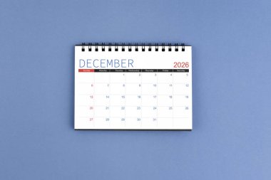 Aralık 2026 'da mavi arka planda 2026 yılı için aylık masa takvimi. Düz yatıyordu.