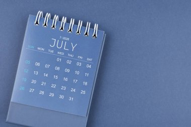 Mavi arkaplanlı Temmuz 2026 takvimi. Planlama ve düzenleme için masa takvimi.